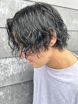 ヒュイル バイ ニアウ(Hwyl by Niau)&nbsp;メンズセンターパートスパイラルパーマミディアムヘアパーマ眉毛