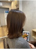 肩ではねさせる長めのボブ