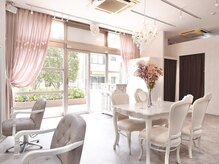 リルアーチ(Lillarch)の雰囲気（広めのフロアに置いた可愛いカウンセリングテーブルが自慢です♪）