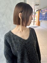 カモン(CAMON) ラインが際立つ顎下ワンレン切りっぱなしボブ