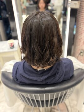 アピッシュ ギンザ(apish ginza) 乾かすだけで決まるコテ巻き風ボブパーマ