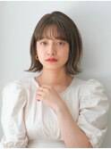 柔らかべージュ×外はねボブ