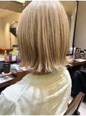 切りっぱなし金髪ボブホワイトブロンドハイトーンカラー