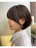 丸みショート前下がりセンターパートハンサムくびれショート