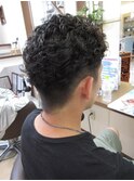 男らしいエッジの効いた強めパーマ