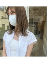 ヘアデザイン ソラ(Sola) ケアブリーチまろやかベージュ 外ハネくびれミディ