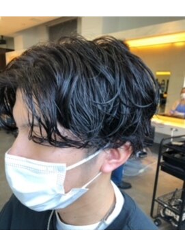 アージェガーデン(AGEE GARDEN) 刈り上げパーマ　センターパート