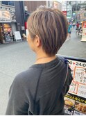 白髪ぼかしハイライト×耳かけショート