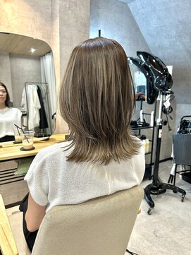 ヘイリー(HAILEY) ハイライト×レイヤーミディ×動きのある髪×30代40代に人気