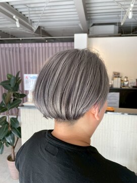 ギネス(Giness) ホワイトグレージュシャープグレーの刈り上げボブ