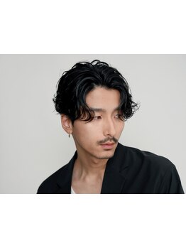 《デキる男のセンターパート》ニュアンスパーマをかけることで、清潔感のある印象に*[名駅/メンズパーマ]