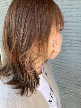 クイーン(QUEEN) イヤリングカラー×外はねスタイル