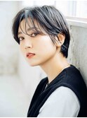 暗めのアッシュ系透明感カラー/耳掛けショート
