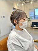 透明感アップ!アッシュグレージュが映えるコンパクトショート