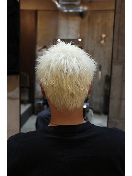 金髪スパイキーショート