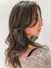 ハロウ 天神(Halou) 白髪ぼかし×地毛ハイライト×ロング