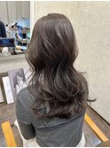 透明感のあるオリーブグレージュ