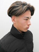 カーウォッシュバーバー(CARWASH BARBER)&nbsp;メンズカットセンターパートニュアンスパーマスキンフェード0305
