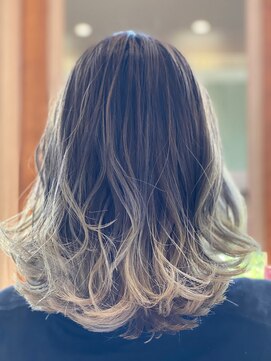 ベニヤボンドストリート(Beniya BOND STREET) ナチュラルグラデーション×ホワイトブリーチ×鎖骨ミディアム