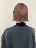 ピンクベージュ×ぱつっとボブ