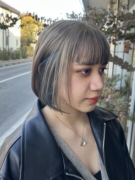 ジェニュイン(genuine) ミニボブワンレングス/ハイトーンベージュ・インナーブルー