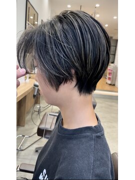 ピークス(PEAKS) 地毛ハイライト前下がりショートボブセンターパート恵比寿
