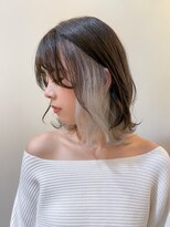 オーストヘアジジ(Aust hair Gigi)&nbsp;インナーカラーホワイトグレー外ハネ/結べるボブ K サイドバング