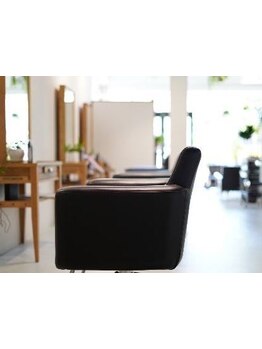 4席のみの落ち着きのある店内は、洗練された空間で大型サロンが苦手な方もゆっくり寛げる＊＿唐戸バス停5分