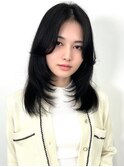 センターパート　ダークアッシュ　内巻き　顔周りレイヤーカット