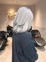 ロンド レア 天神大名店(Lond Le’a)&nbsp;ミディアムヘアデザインカラー暗めカラーホワイトシルバー