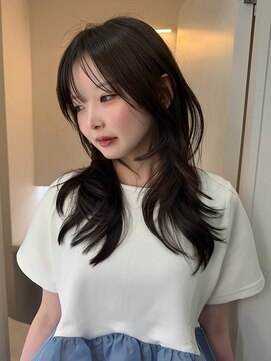 ヒン(HIN) ナチュラルな抜け感を叶えるレイヤーミディ