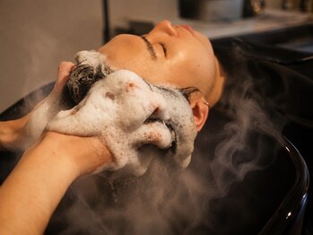 ニート(NEAT)の写真/極上ヘッドスパで頭皮環境を整え、艶感のある扱いやすい美髪へ。