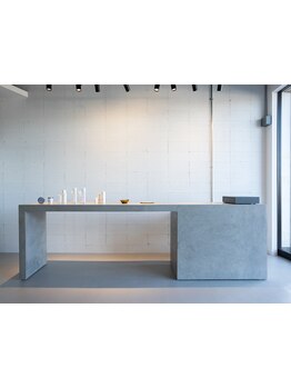 クールでソリッドな魅力あふれる店内は貴方だけの空間。マンツーマンで理想が叶う《iro.》