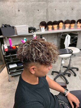 イーラ(era) スペインカールパーマ/メンズ/刈り上げ/眉毛/ツイスト