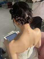 ドレスにぴったり！タイトツインヘア