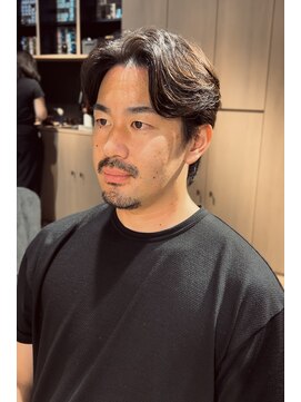 ウノプリールヴァモス(unopulir Vamos) 30代大人向け渋めセンターパート刈り上げ無し