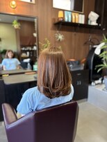 アオイ(Aoi)&nbsp;セミロングレイヤー×ワンカールで軽やかスタイル