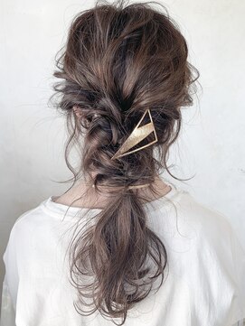 イール(iIIL) 【iIIL hair lounge】ニュアンスカール編み込みポニーテール