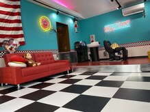 アメリカンダイナー風なバーバーショップなイメージ