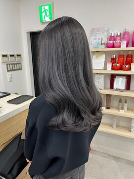 ジゼル(gisele) (堀江)グレージュ/ダークアッシュゆる巻きロング