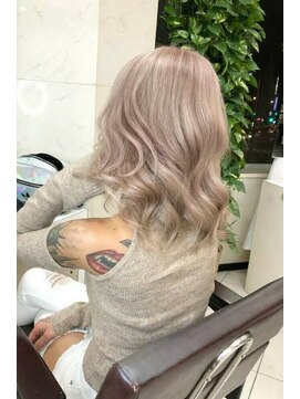 リア 大阪梅田(Ria) ～ホワイトミルクティーべージュ～【Ria 大阪 梅田】