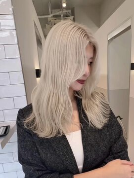 サロウィン 高崎(SALOWIN) ホワイトブロンド