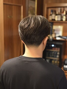 ダウバーバーショップ 表参道(DAU BARBER SHOP) センターパート　フェード　理容室　バーバー　テーパーフェード