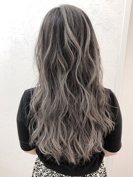 ロア インターナショナル 新宿店(LoA International) シルバーグレー*バレイヤージュ*白黒ハイライトメッシュ