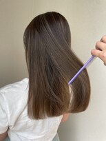 筋感のある細めハイライト外国人風オフィスで浮かないハイライト