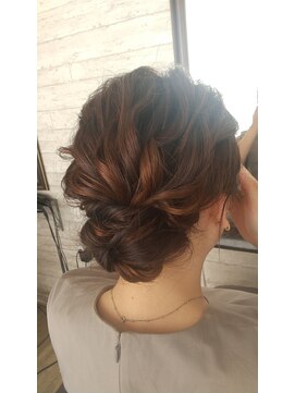 アンフィ(Amphi) 根元巻き下目アップ