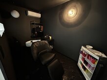 ラプアスヘアデザイン(Lapua's hair design)の雰囲気（こだわりのシャンプーブース。薄暗い空間で癒しの一時を。）