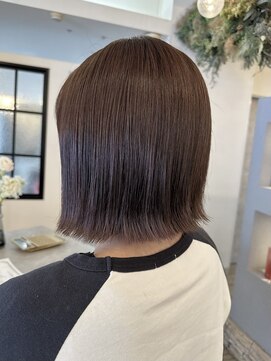 ヴィサージュバスク(VISAGE ba.s.k) 切りっぱなしボブ×イヤリングカラー