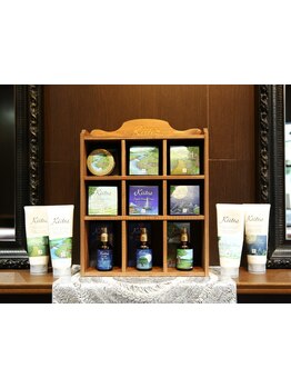 【髪質改善】こだわり商材を使用し、髪の芯から潤いを与え、思わず触れたくなるようなサラツヤ髪へ…。