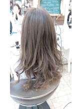 ヴォルケーノ 上品な光沢感と巻き髪のシルエットは◎